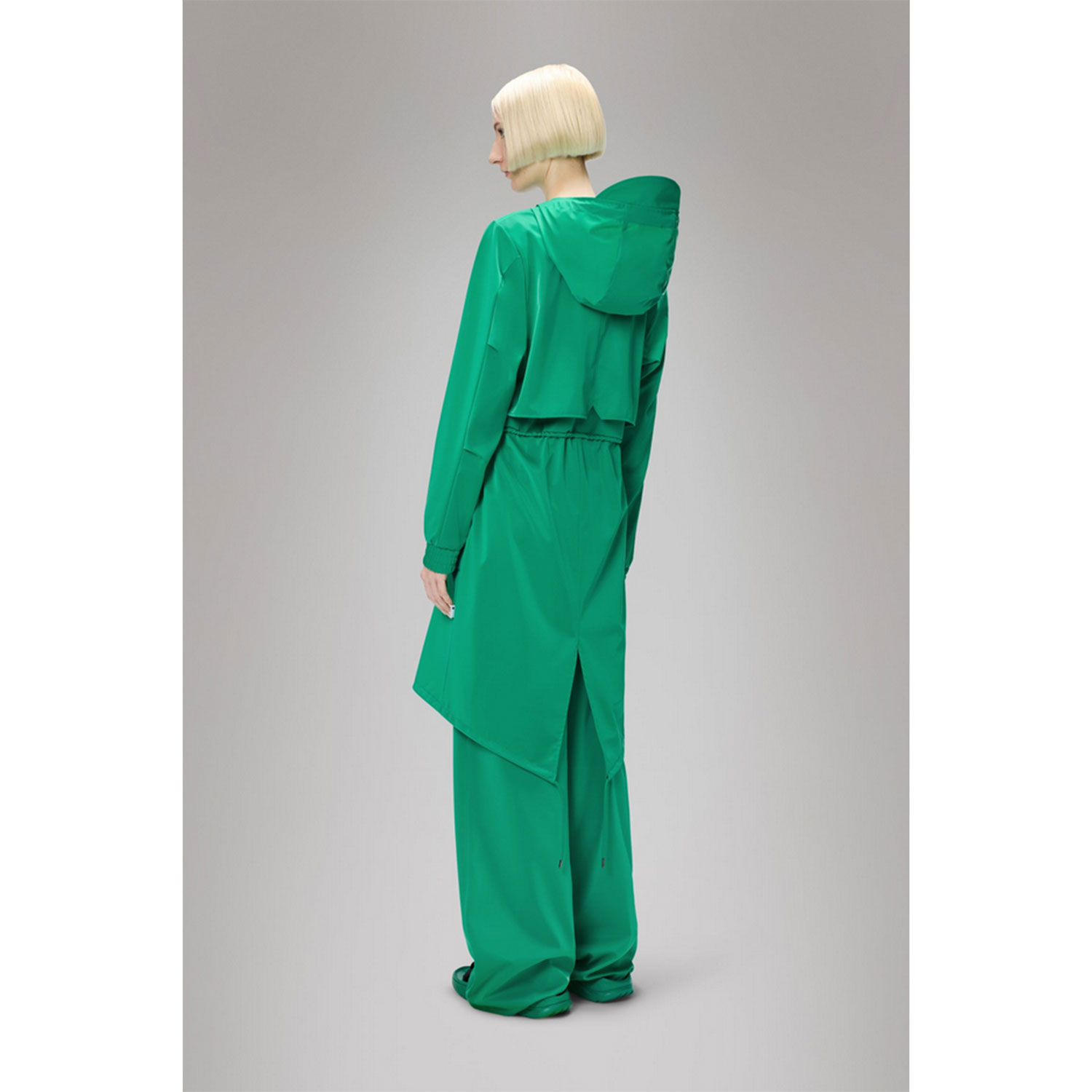 Rains String Parka Regenmantel mit Kordelzug in Grün von Rains Model hinten