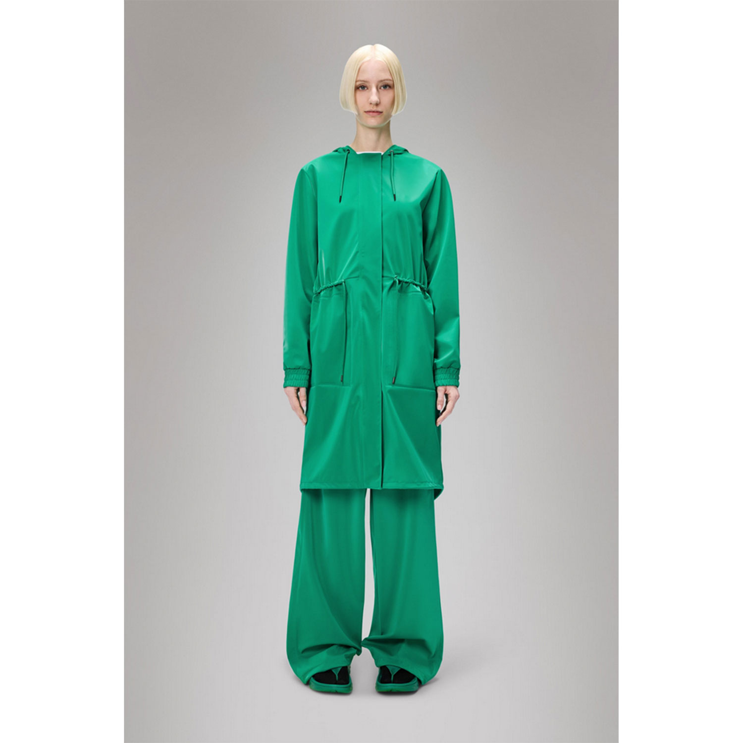 Rains String Parka Regenmantel mit Kordelzug in Grün von Rains Model vorne