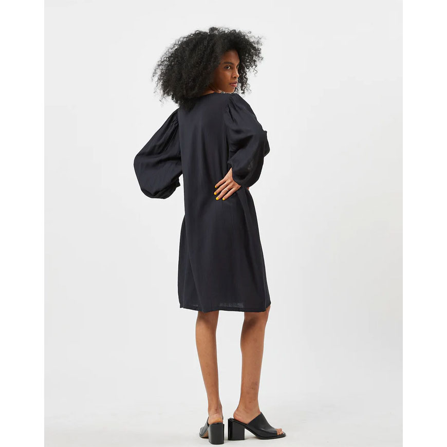 Minimum Structuria Minimum Kleid Schwarz Model hinten