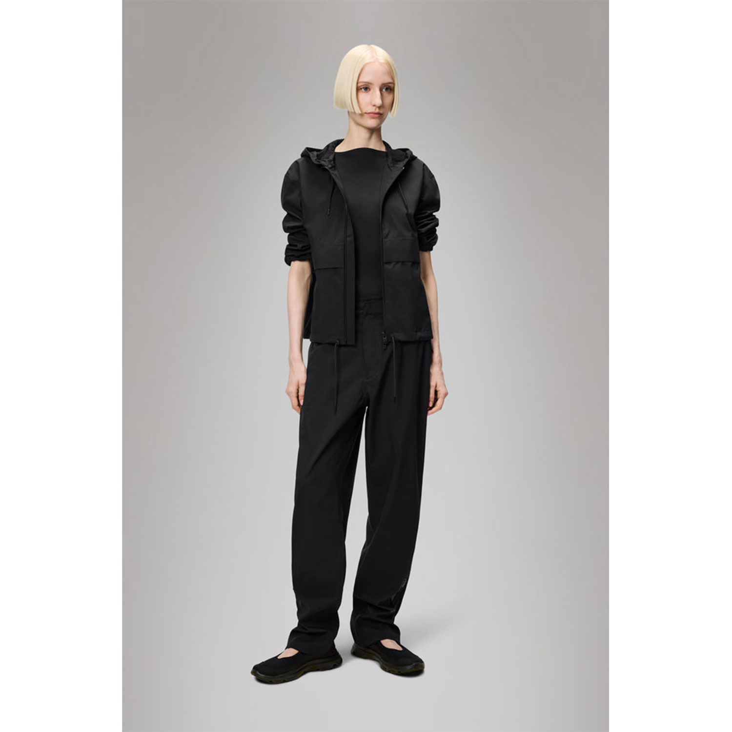 Rains Suva Hardshell Jacke in Schwarz von Rains Model vorne