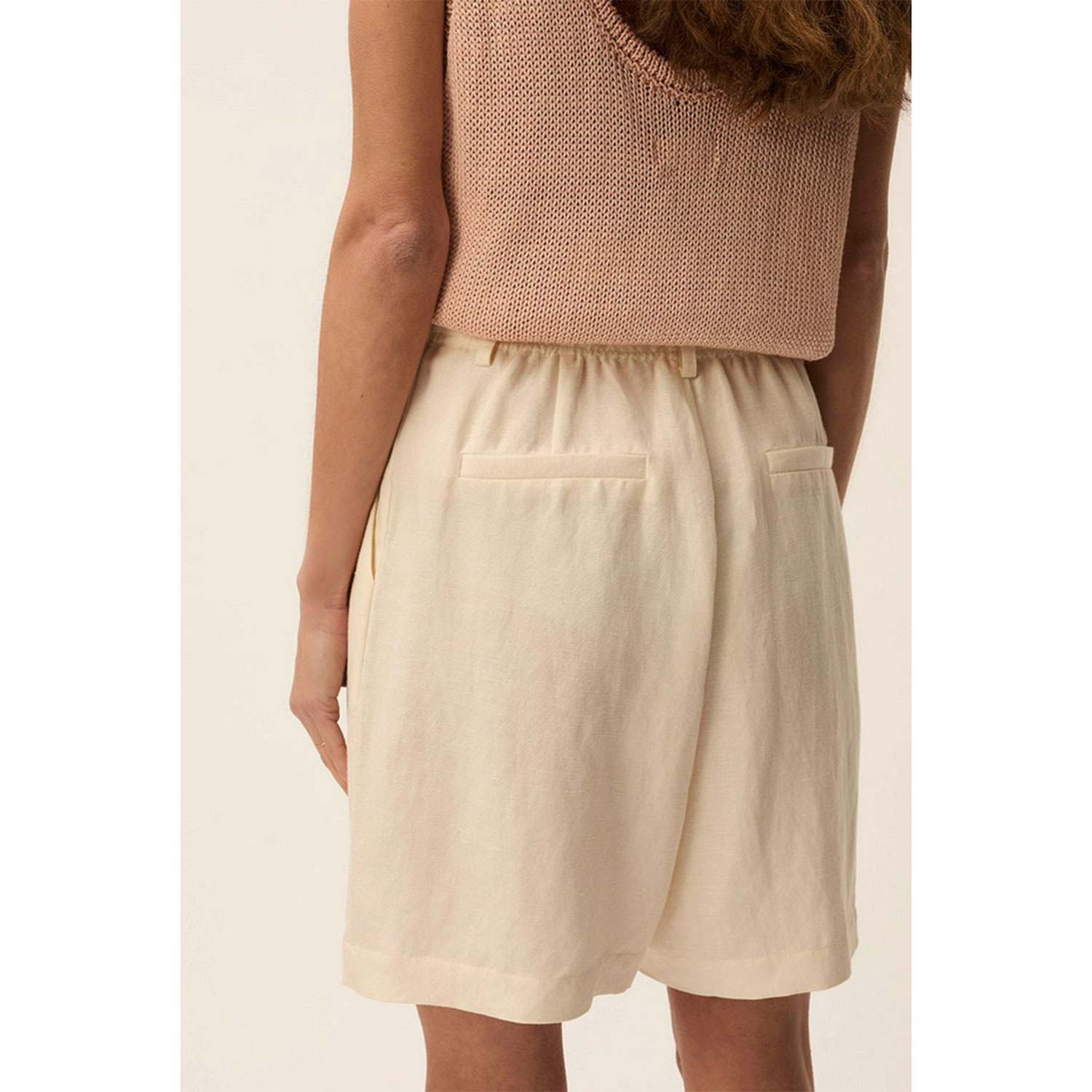 Des Petits Hauts Tahini Bermuda-Shorts in Ecru von Des Petits Hauts. Model Hinten