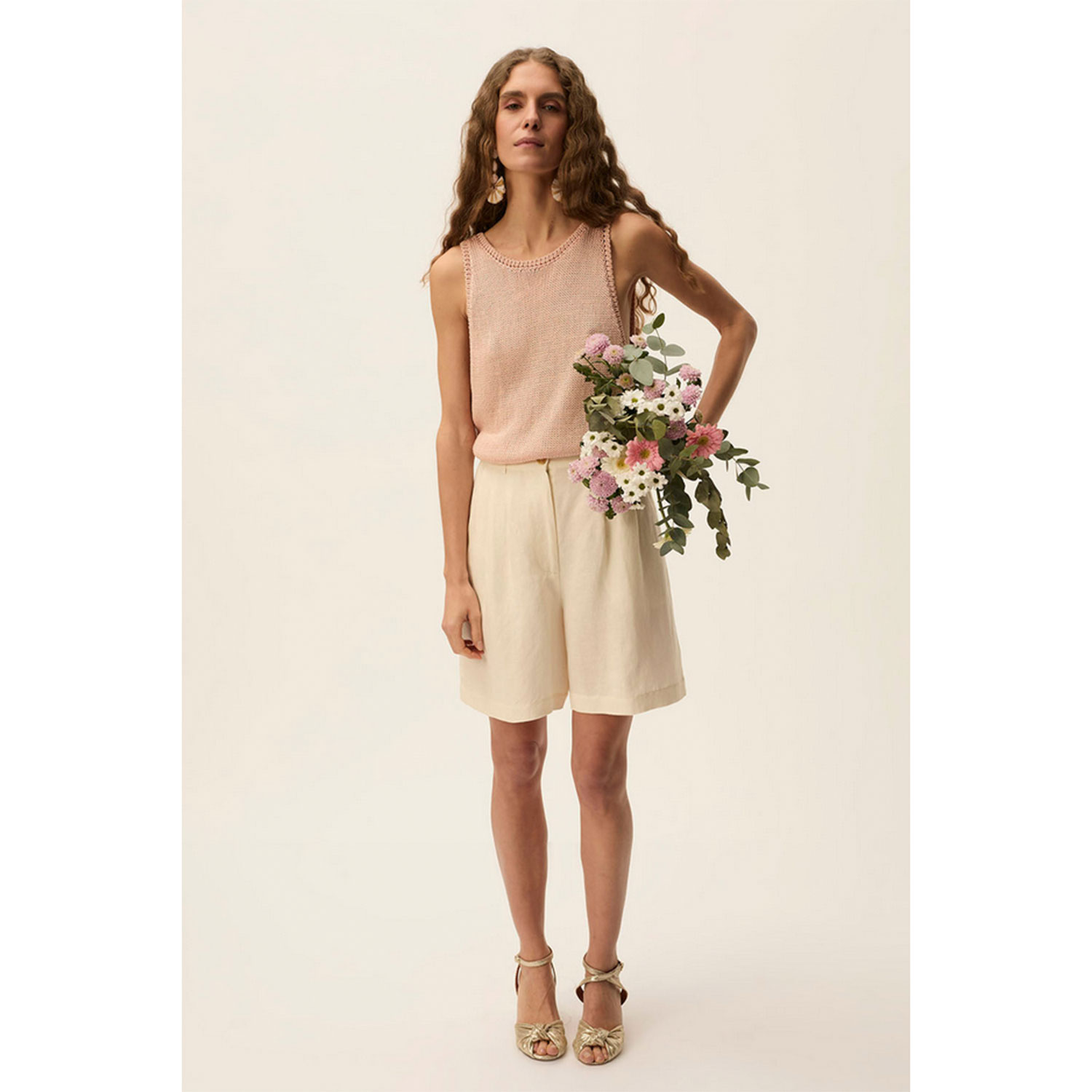 Des Petits Hauts Tahini Bermuda-Shorts in Ecru von Des Petits Hauts. Model vorne