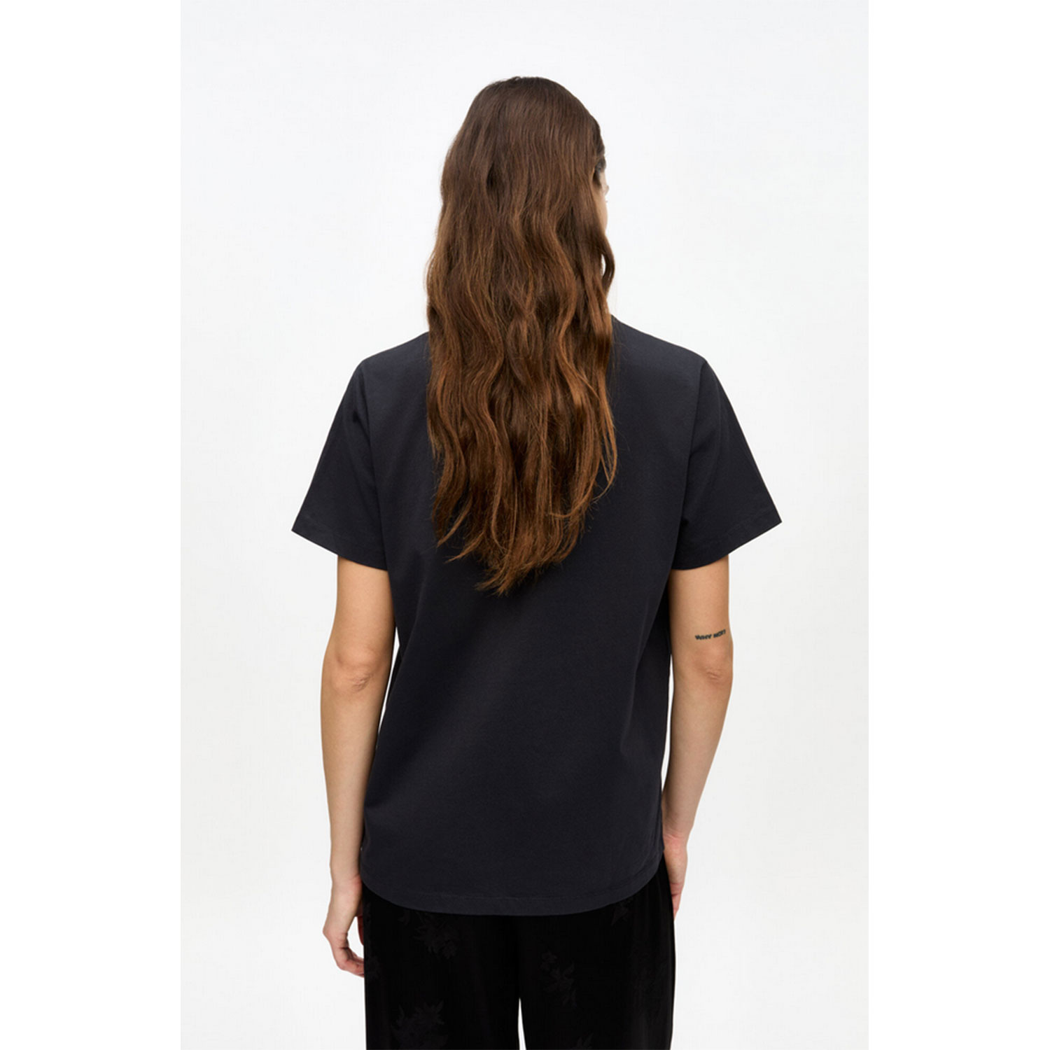 Ganni BD Teddy T-Shirt in Schwarz von Ganni Model hinten