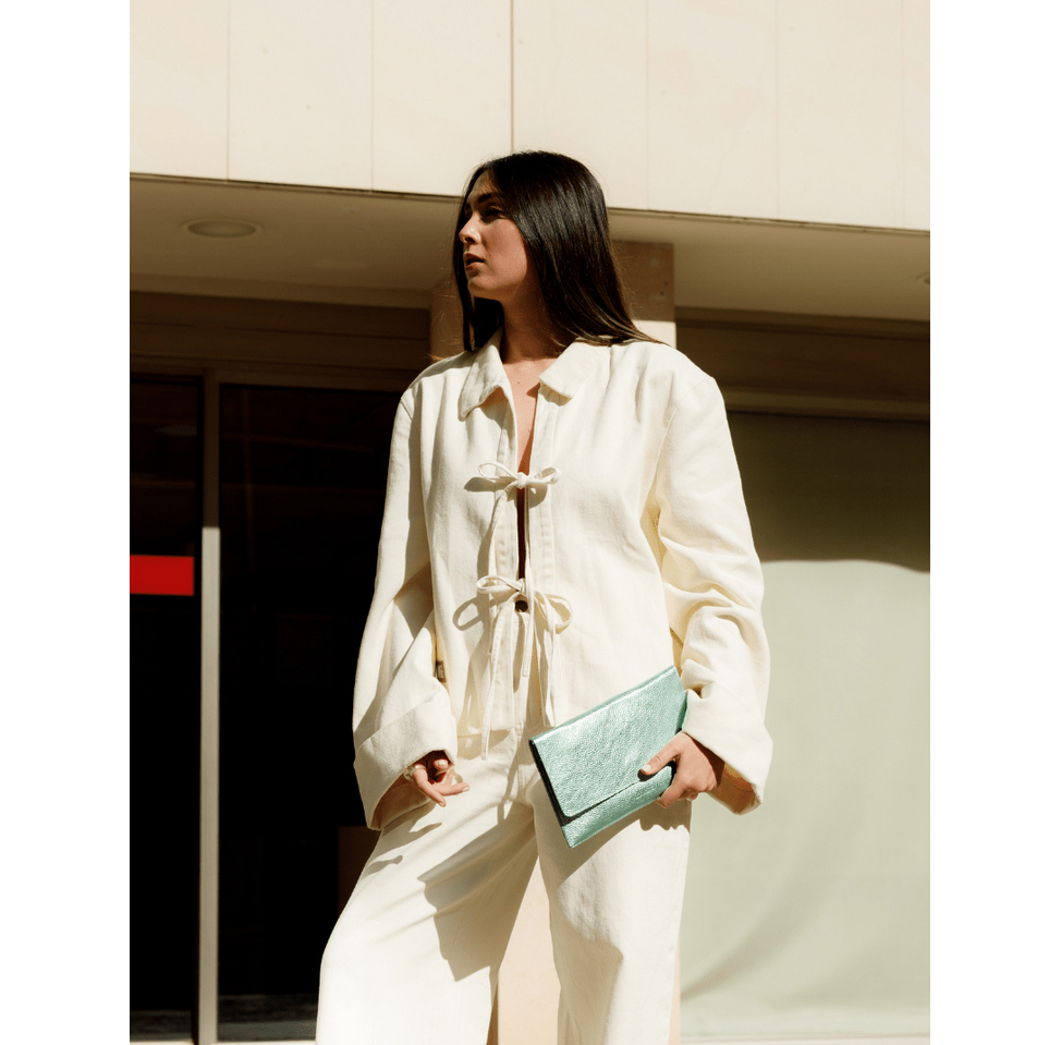 Ann Kurz Thin Clutch in metallenem Türkis von Ann Kurz Model Detail