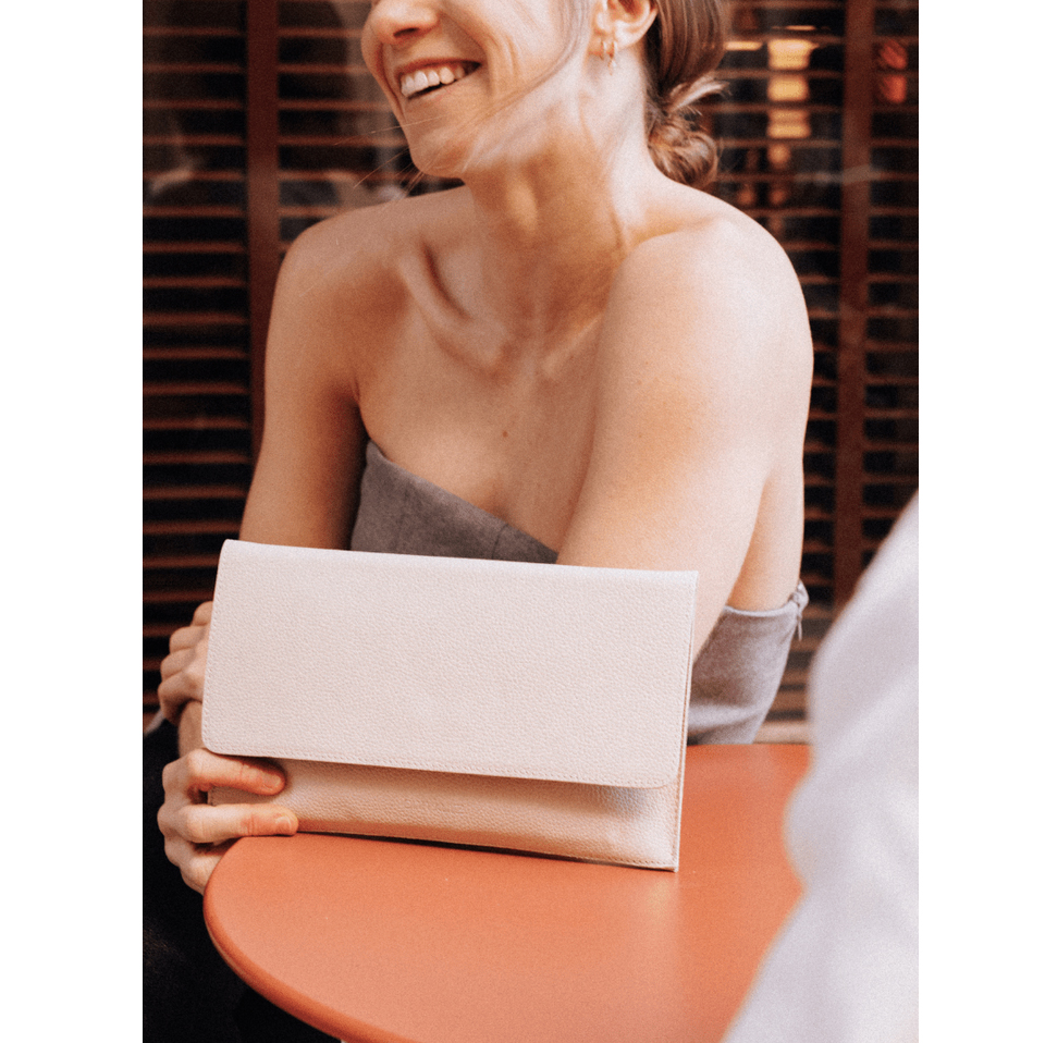 Ann Kurz Thin Clutch in Ecru von Ann Kurz Model Detail