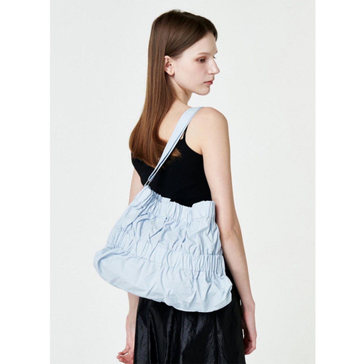 ACOC Tiered Tasche in Hellblau von ACOC Model vorne