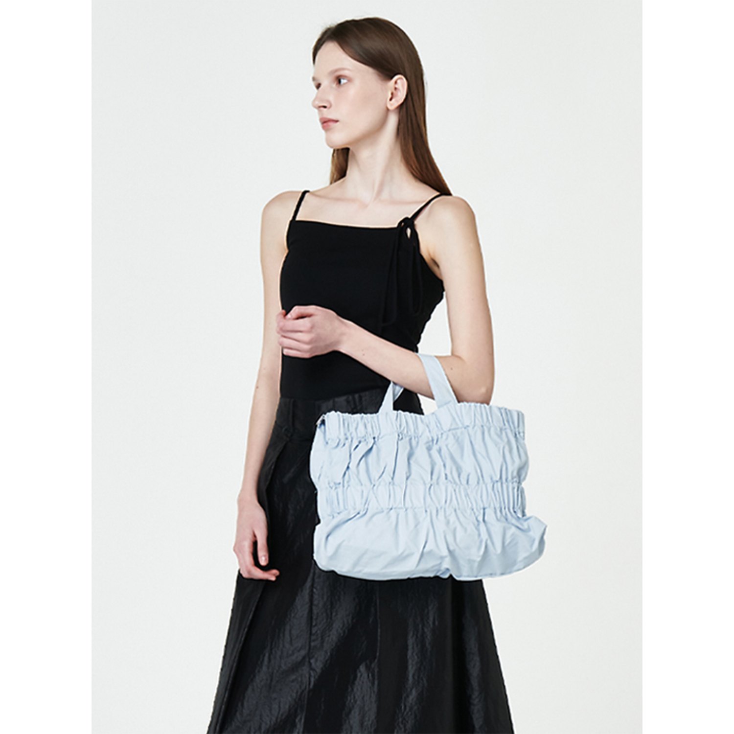 ACOC Tiered Tasche in Hellblau von ACOC Model vorne