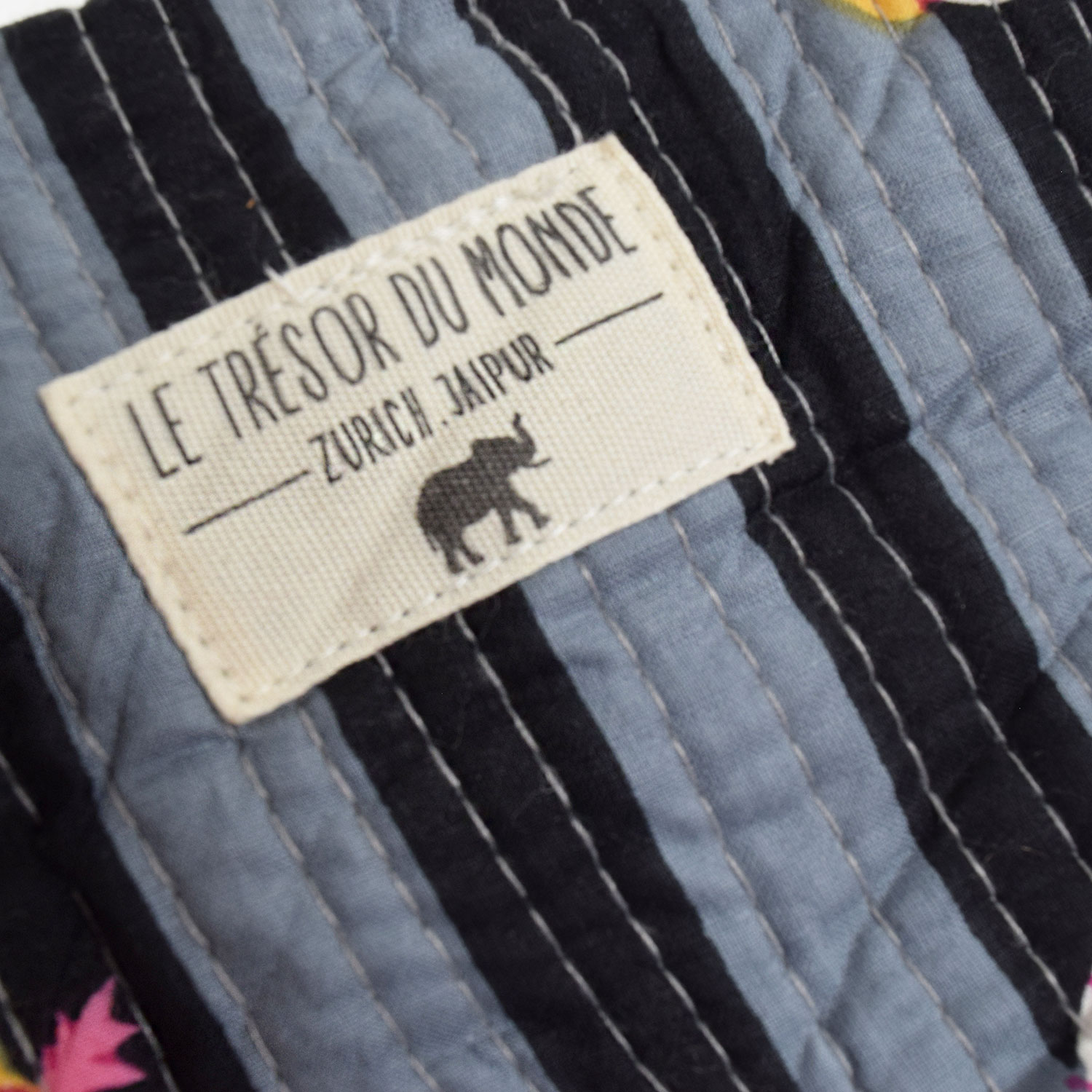 Le Trésor Du Monde Tiger Large Le Trésor Du Monde Necessaire Grau gestreift Detail