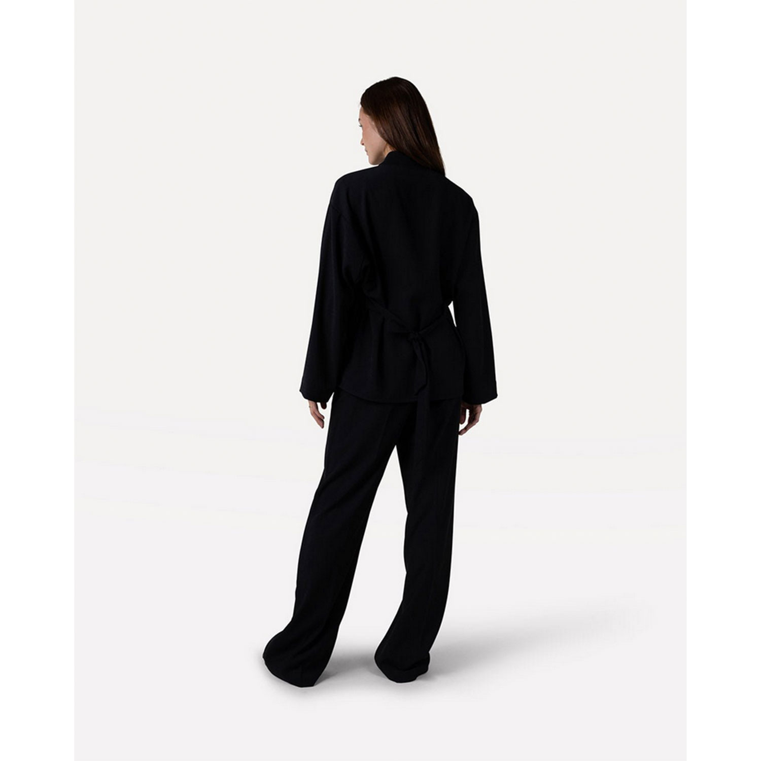 Another Label Tilde Blazer mit Bindegürtel in Schwarz von Another Label. Model hinten