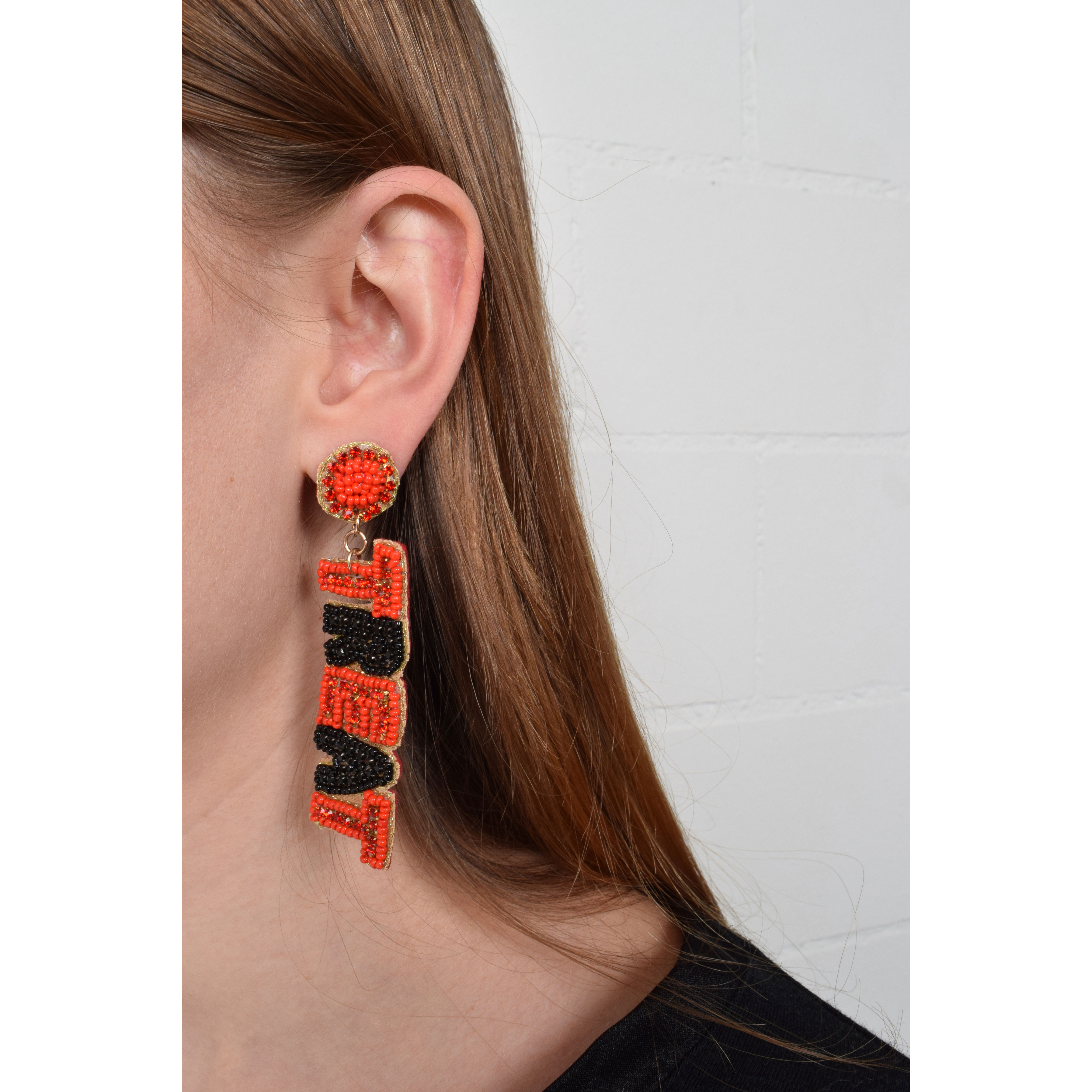 La Garçonne Bijoux Trick Treat Ohrstecker in Rot und Schwarz von La Garconne Bijoux Model vorne