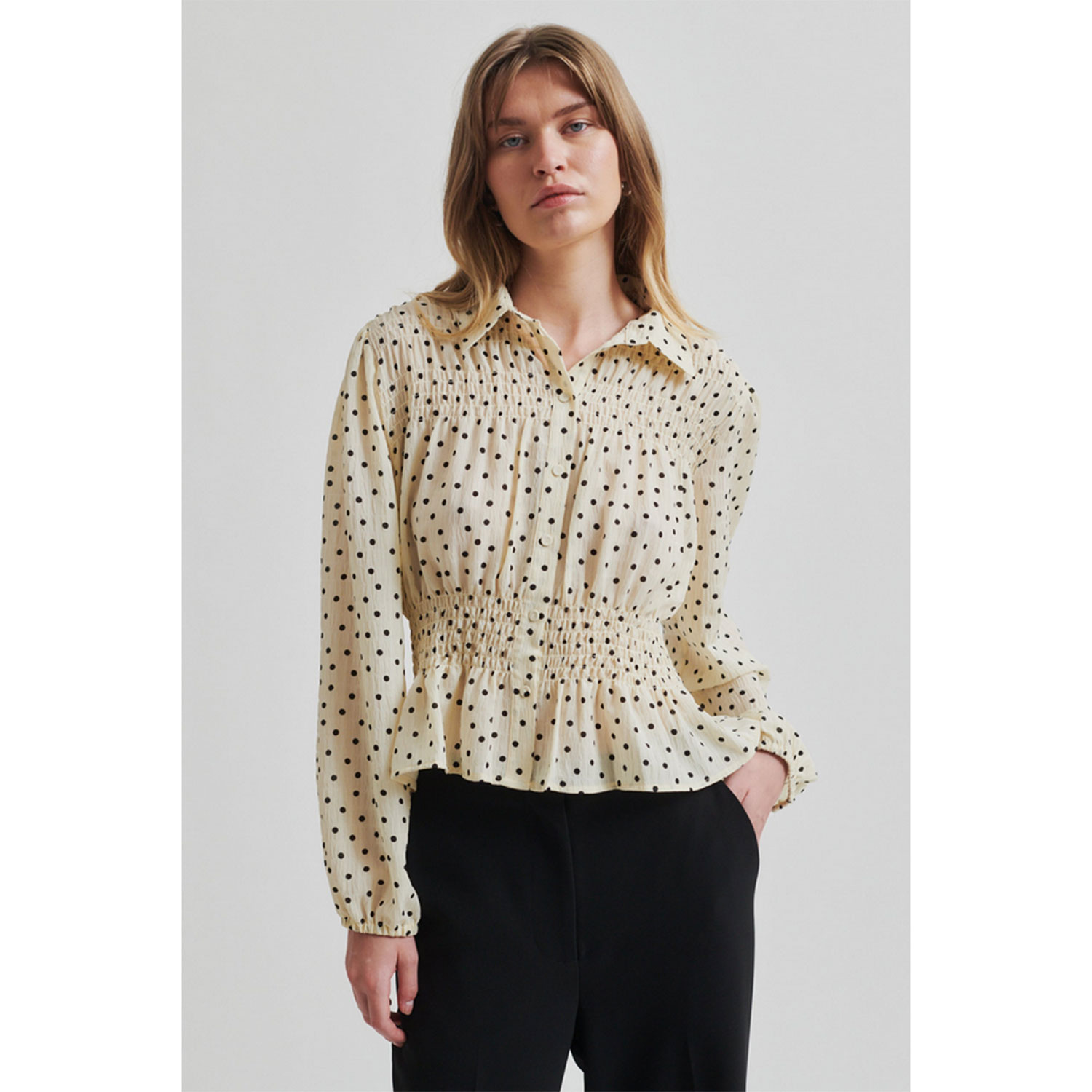 Second Female Tuva Bluse mit Chemisekragen, Knopfleiste und Smokdetails in Ecru mit schwarzen Punkten von Second Female. Model vorne