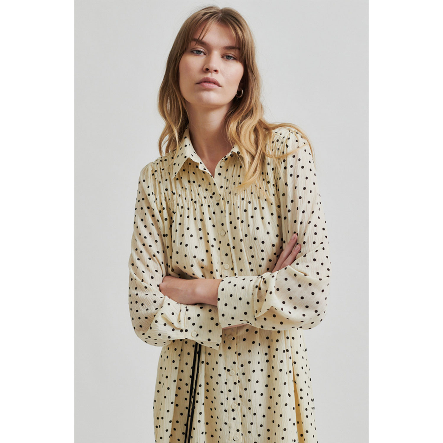 Second Female Tuva Kleid mit Chemisekragen, Knopfleiste und Smokdetails in Ecru mit schwarzen Punkten von Second Female. Detail