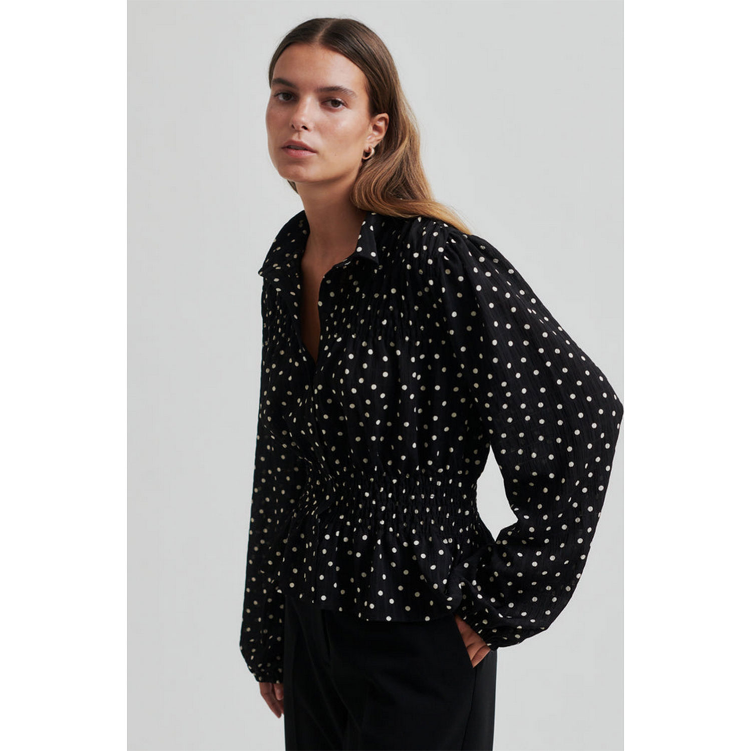 Second Female Tuva Bluse in Schwarz mit weissen Punkten von Second Female Model Detail
