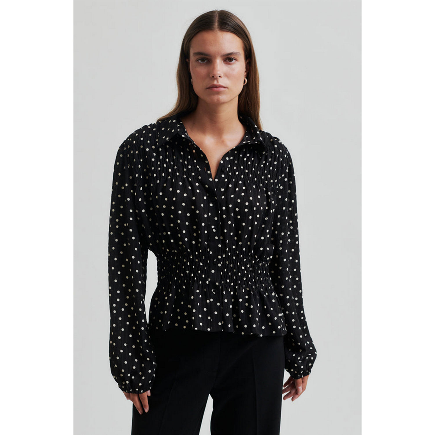 Second Female Tuva Bluse in Schwarz mit weissen Punkten von Second Female Model vorne