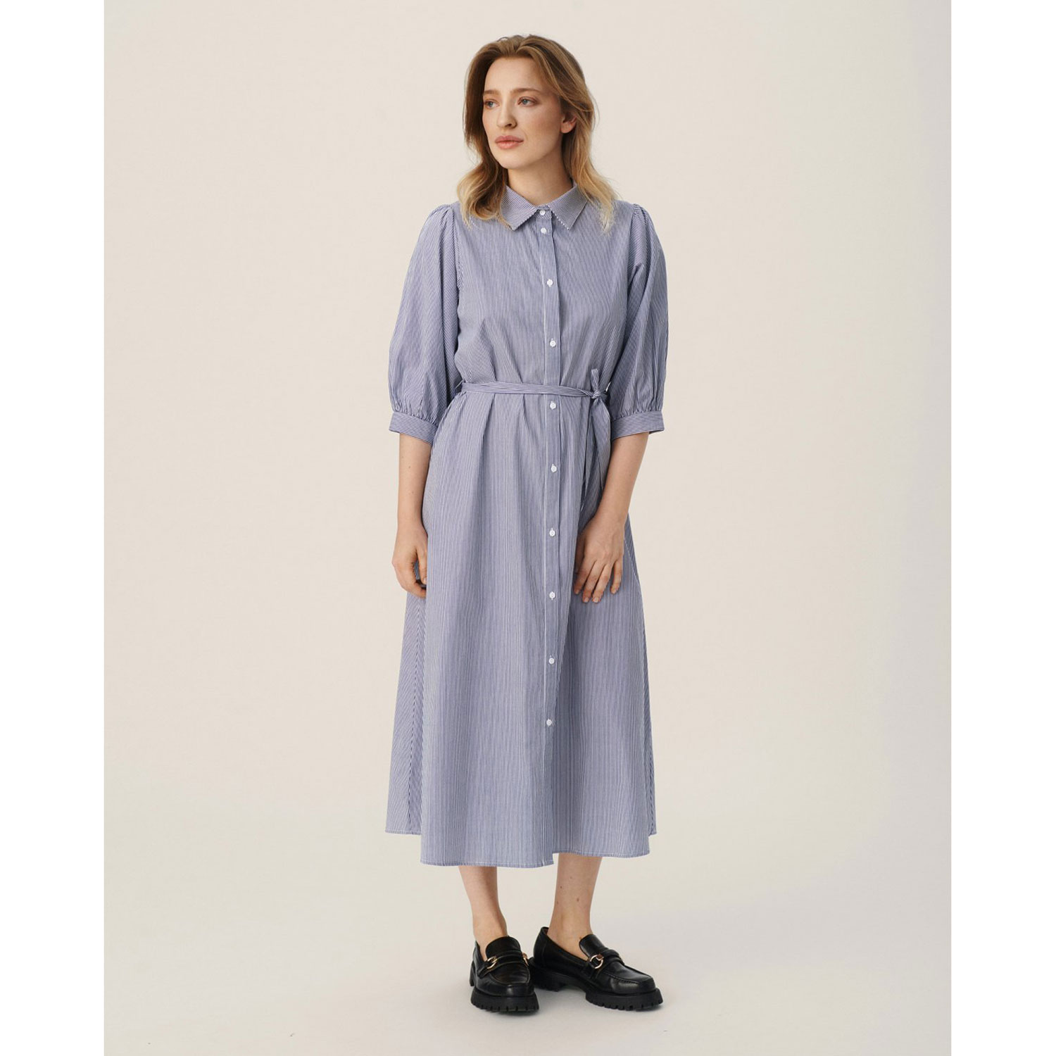 MSCH Copenhagen Vibeka MSCH Copenhagen Kleid blau weiss Model vorne