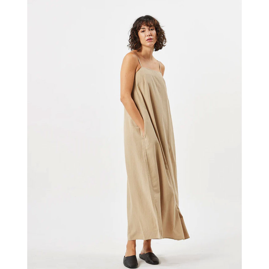 Minimum Vikilino Minimum Kleid Beige Model vorne