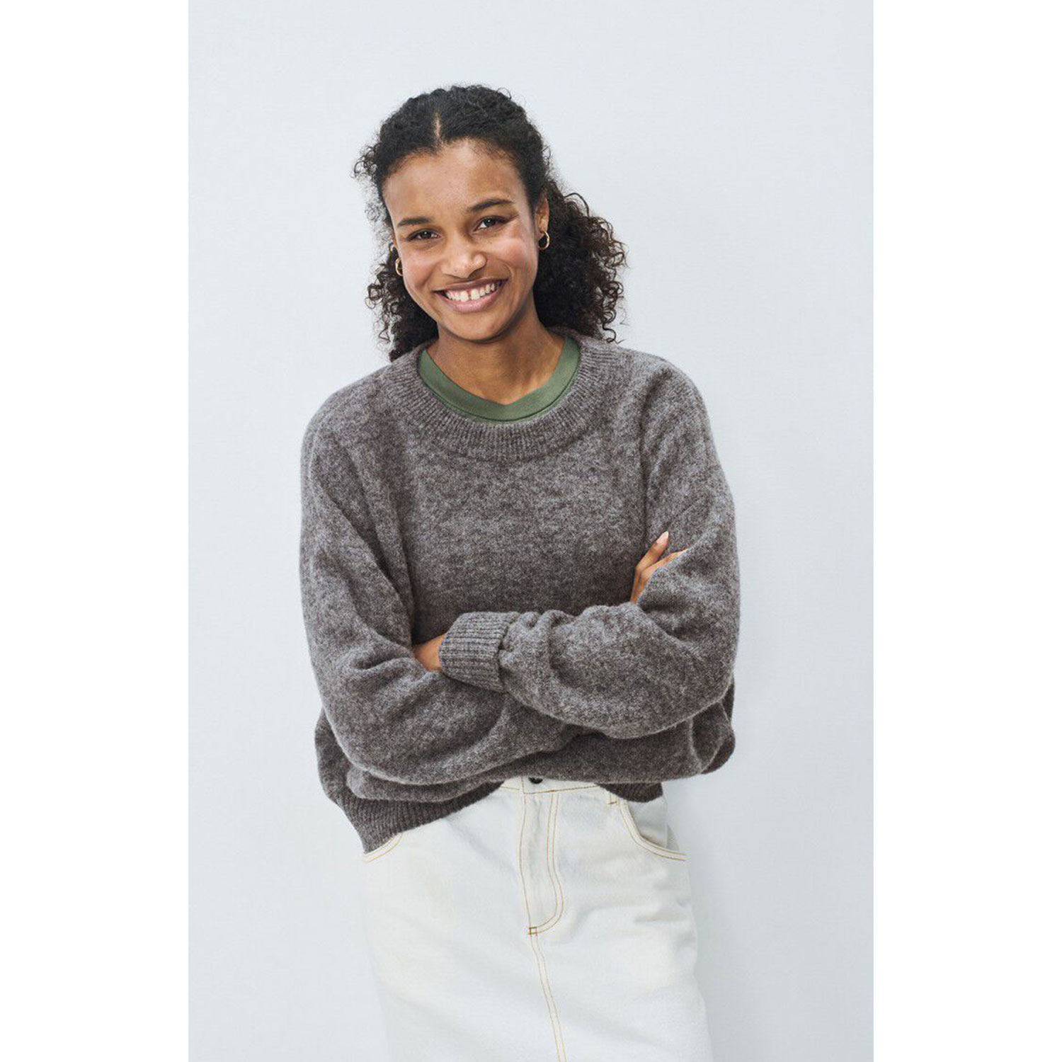 American Vintage Vitow Strickpullover mit Rundhals-Ausschnitt und oversized Passform in Dunkelgrau von American Vintage. Model vorne