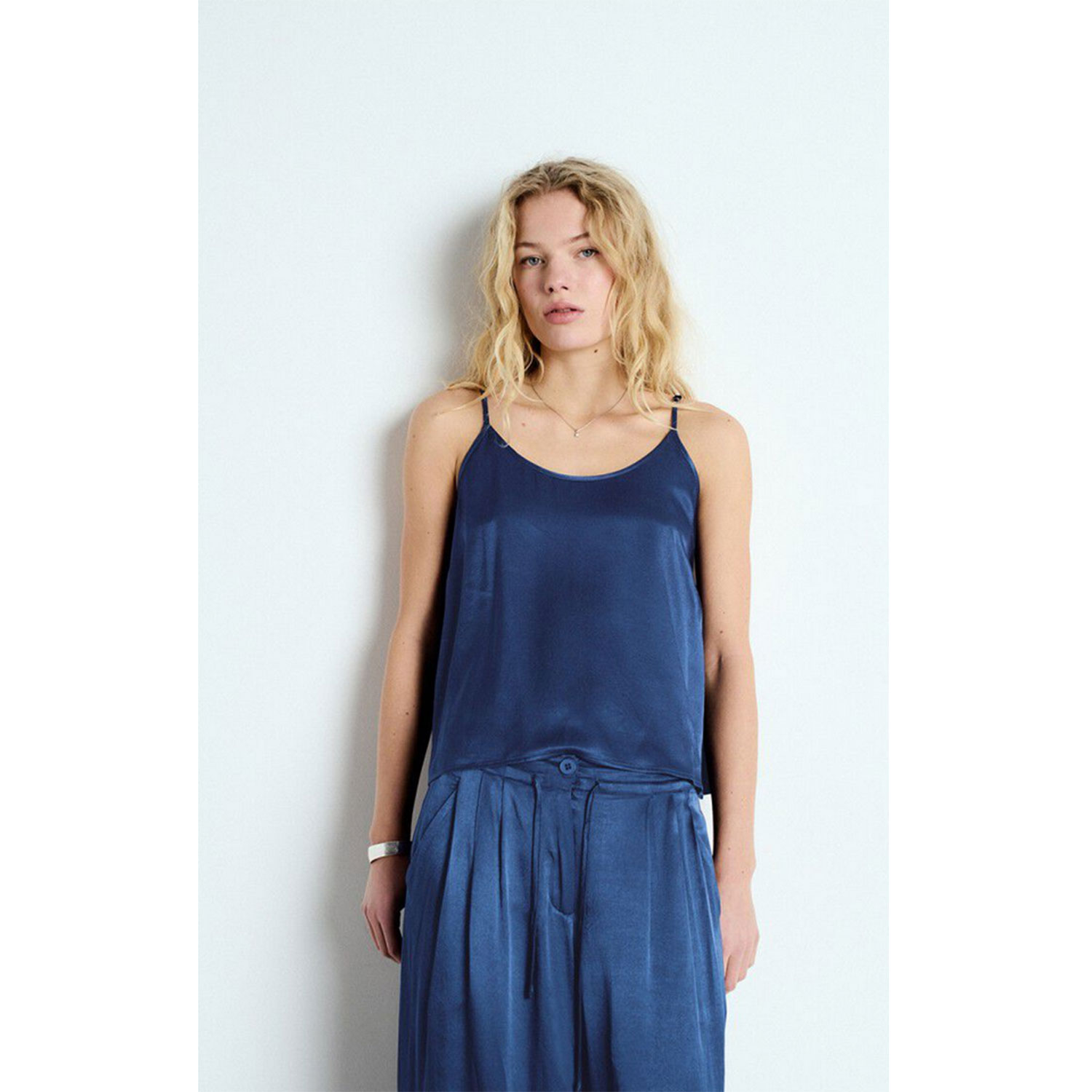 American Vintage Voogy Top in Dunkelblau von American Vintage Model vorne