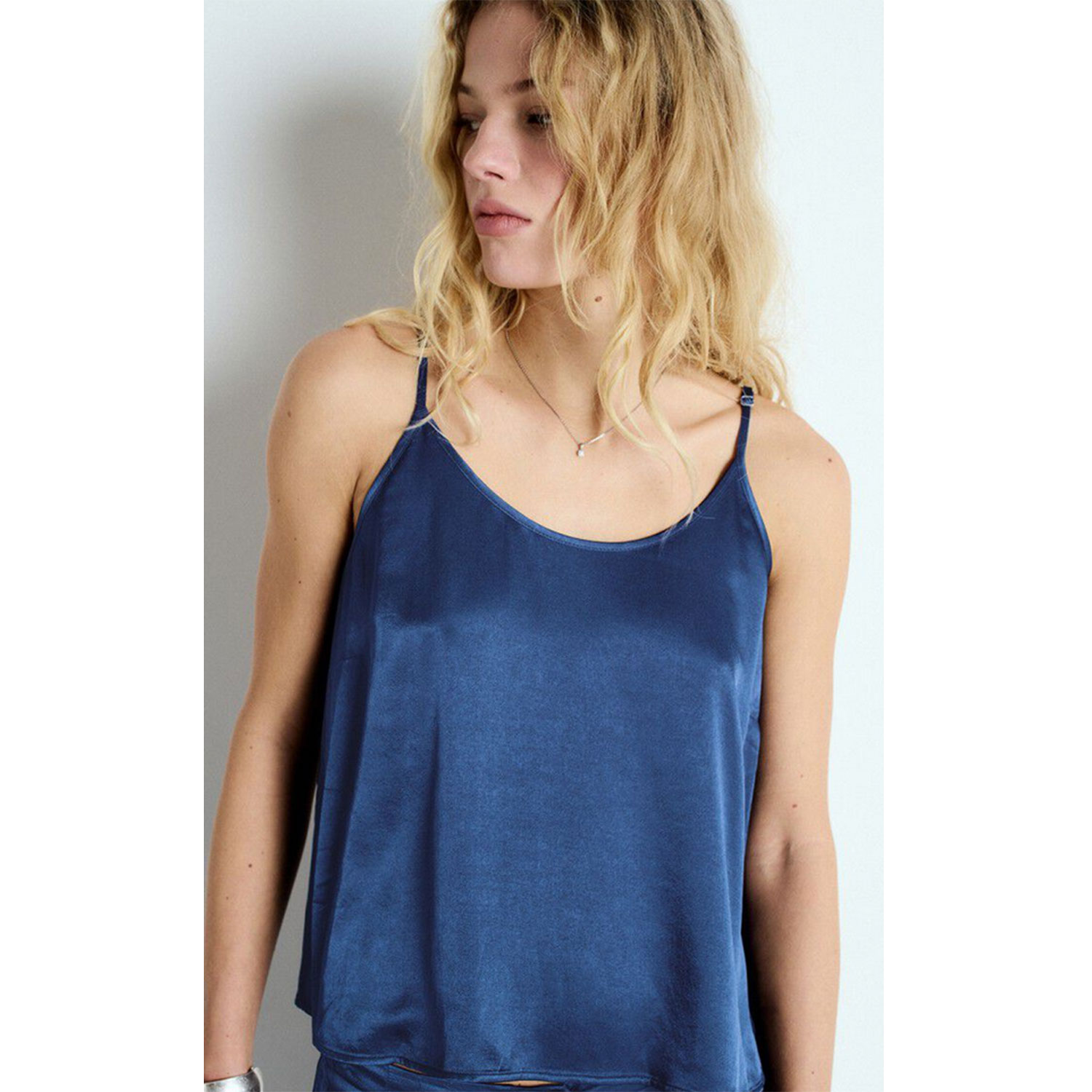 American Vintage Voogy Top in Dunkelblau von American Vintage Model Detail