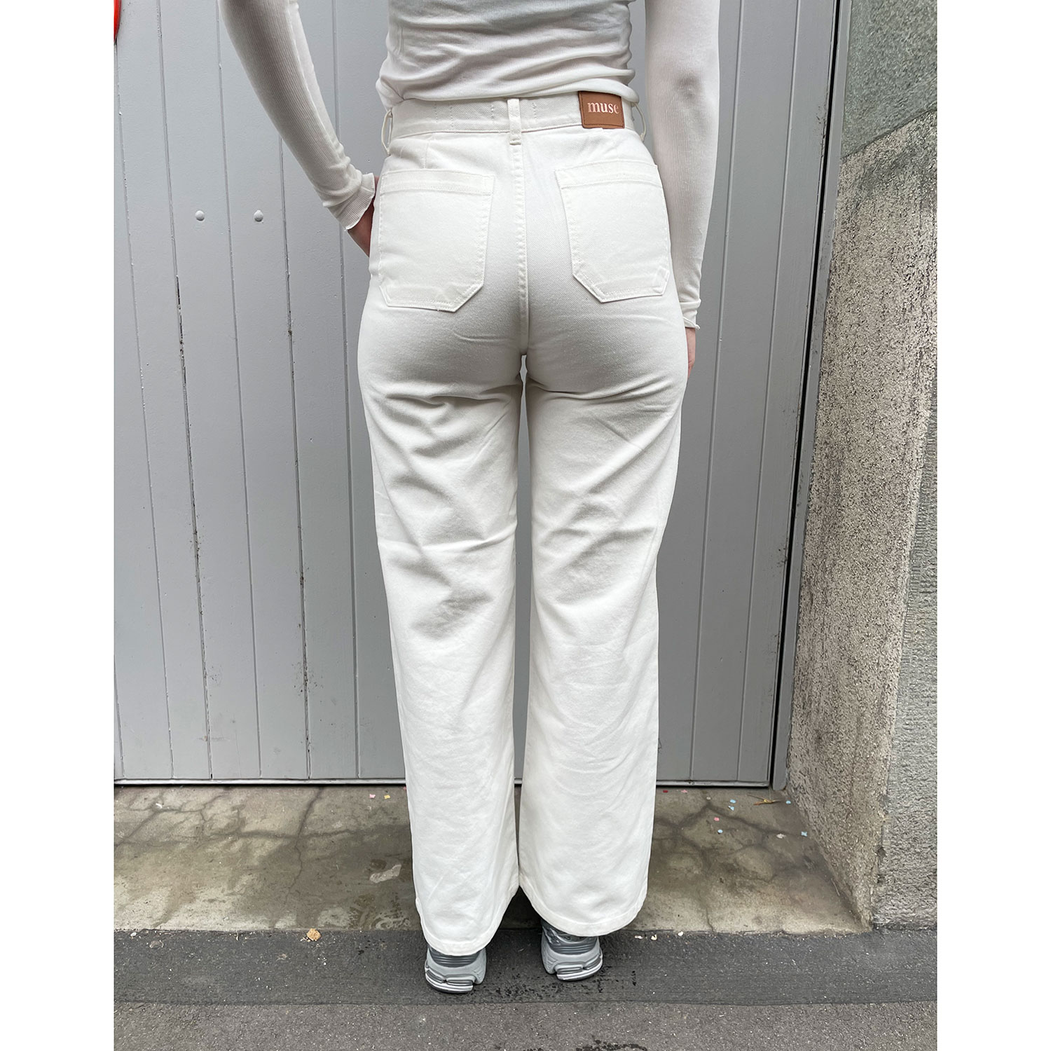 Muse Wally Muse Jeanshose Weiss Model hinten