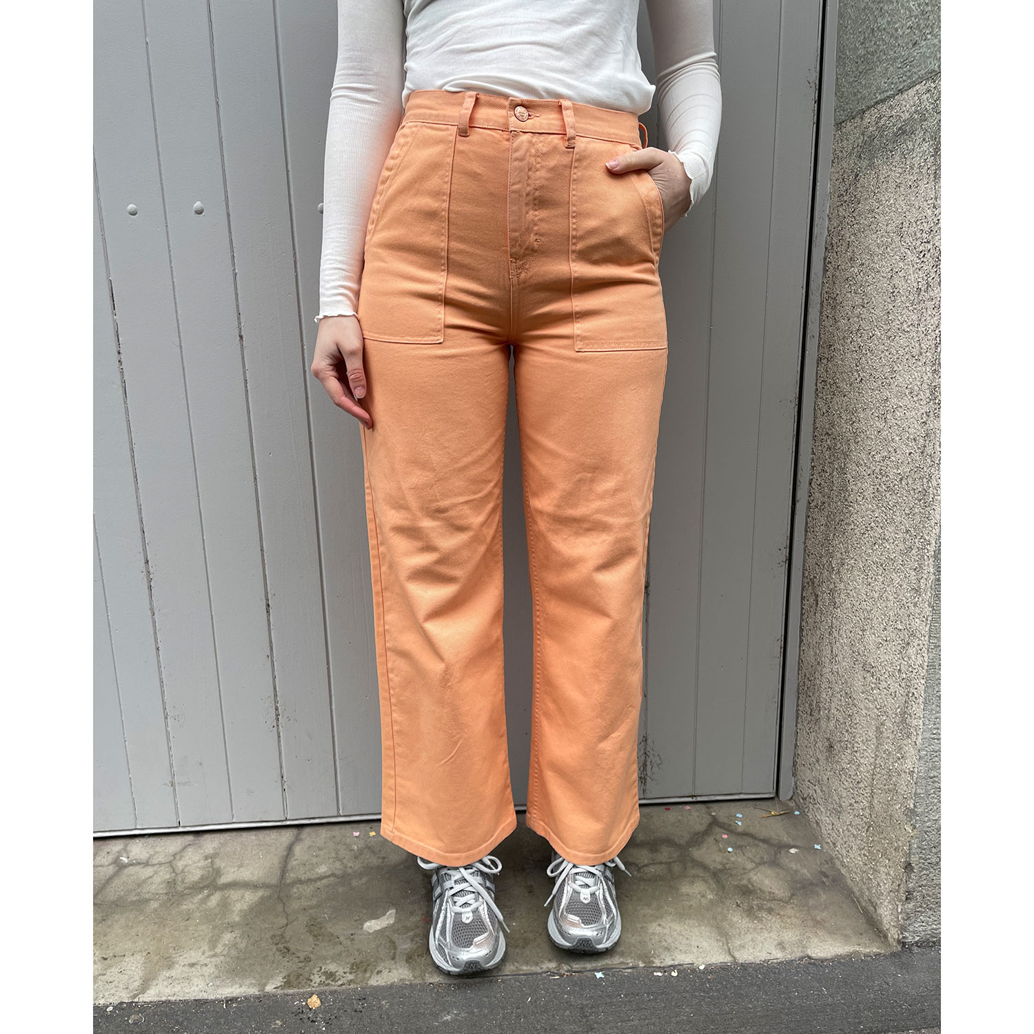 Muse Wally Muse Jeanshose Lachsfarben Model vorne