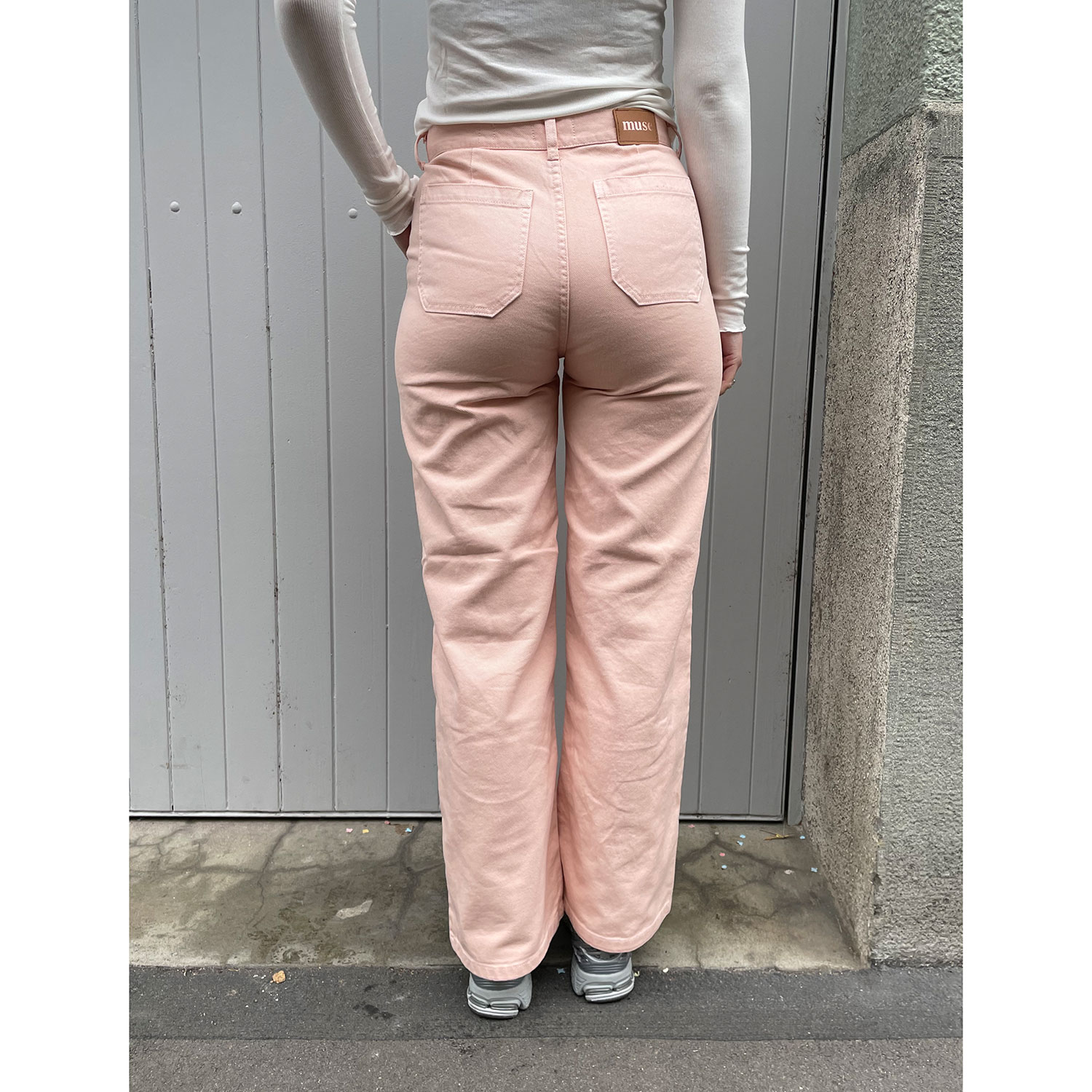 Muse Wally Muse Jeanshose Hellrosa Model hinten