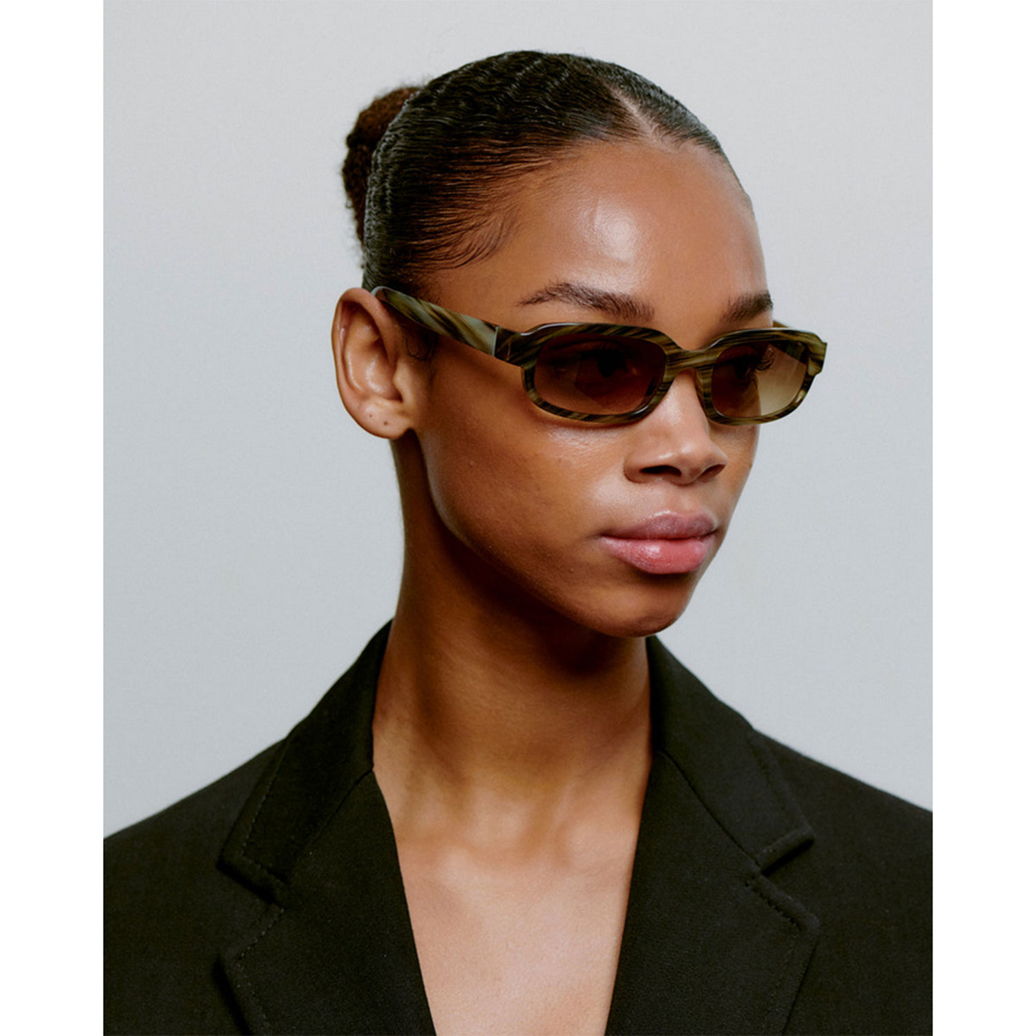 A.Kjaerbede Will Sonnenbrille in Grau gestreift von A.Kjaerbede Model Seite