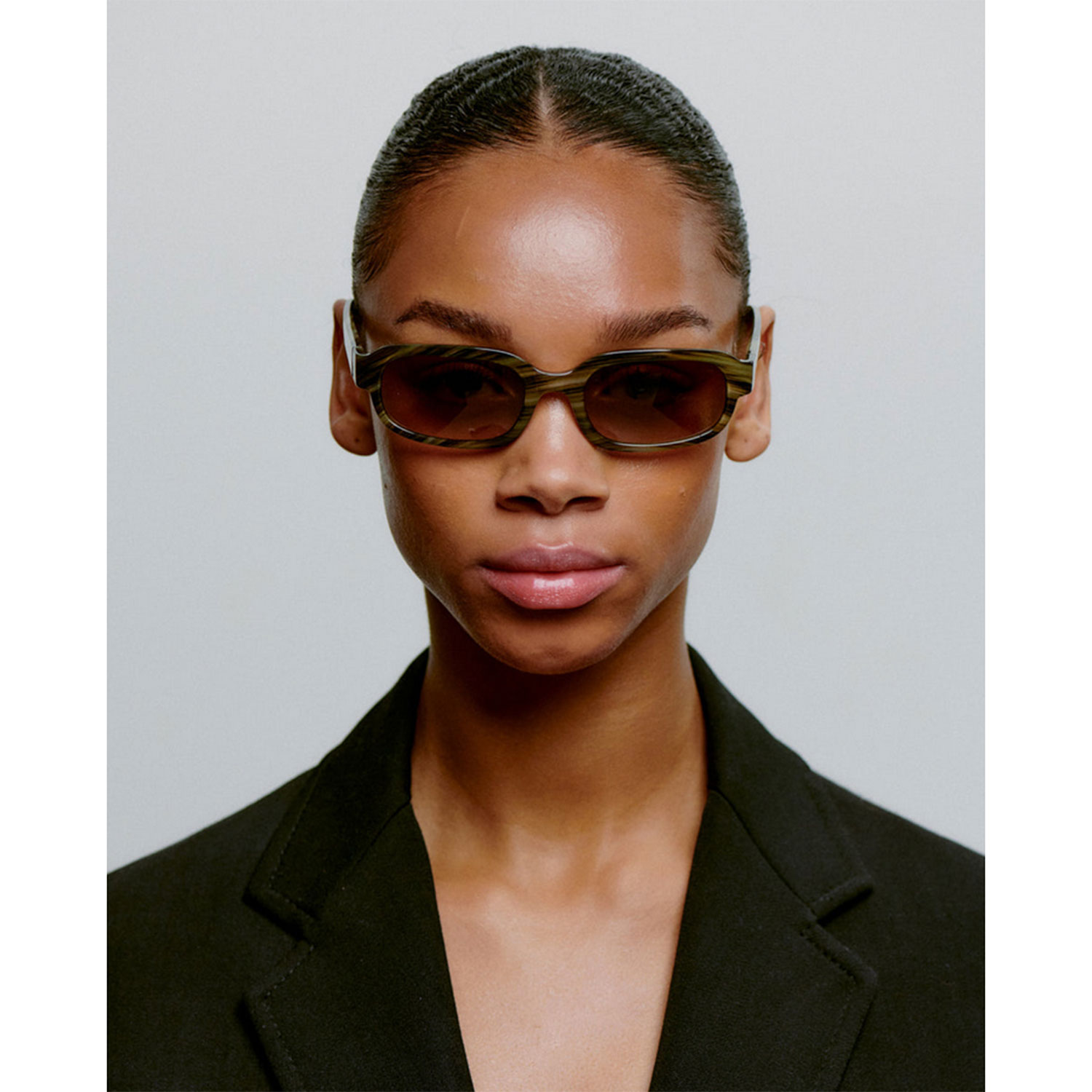 A.Kjaerbede Will Sonnenbrille in Grau gestreift von A.Kjaerbede Model vorne