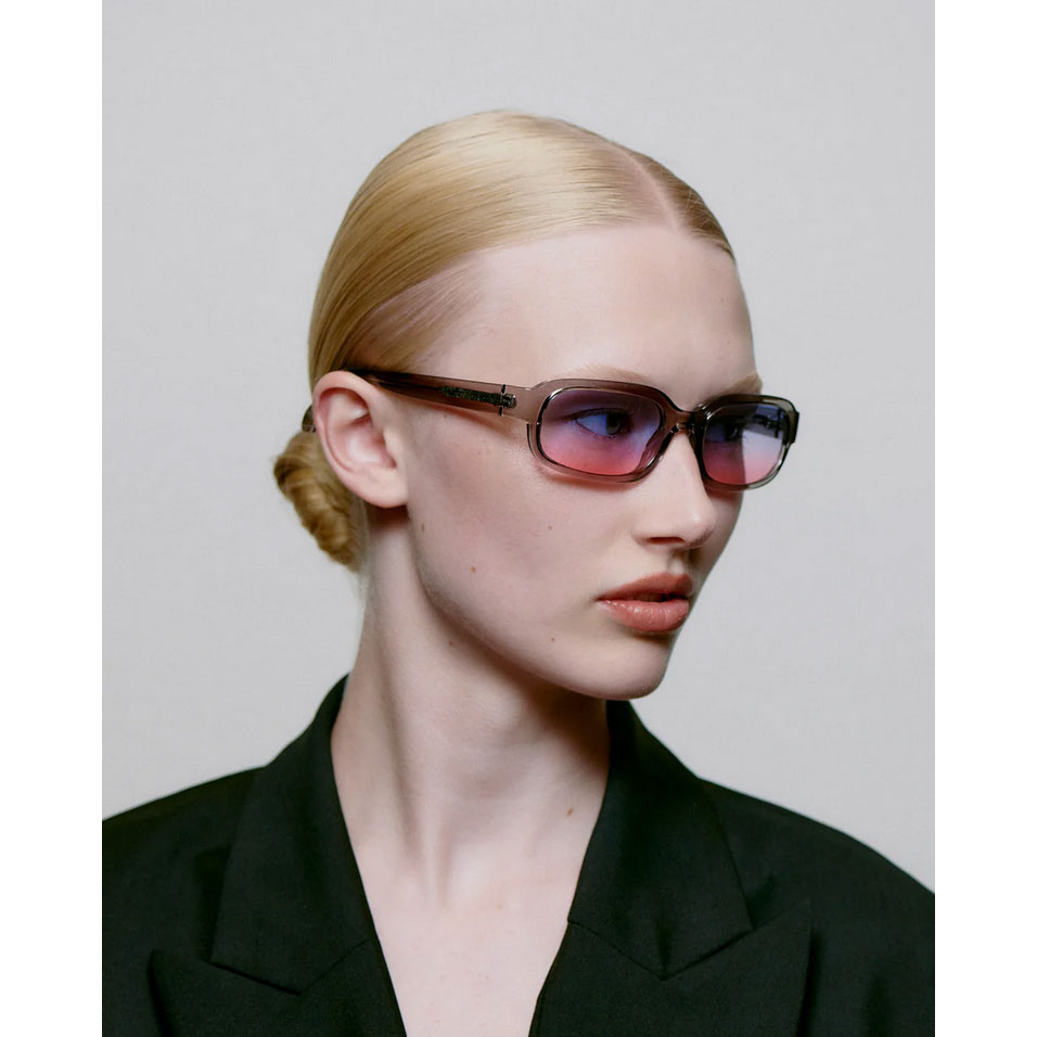 A.Kjaerbede Will A.Kjaerbede Sonnenbrille Hellgrau Model seite